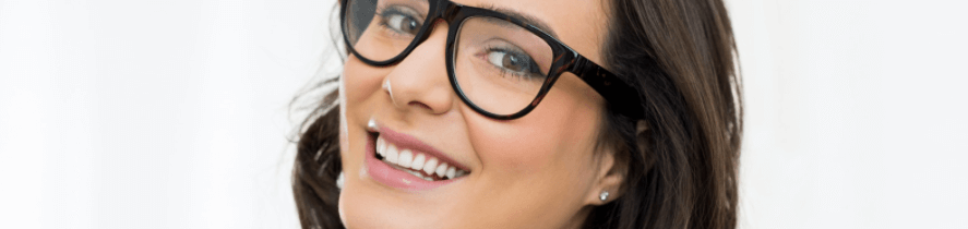 A woman chooses the right eyeglasses to fit her face
